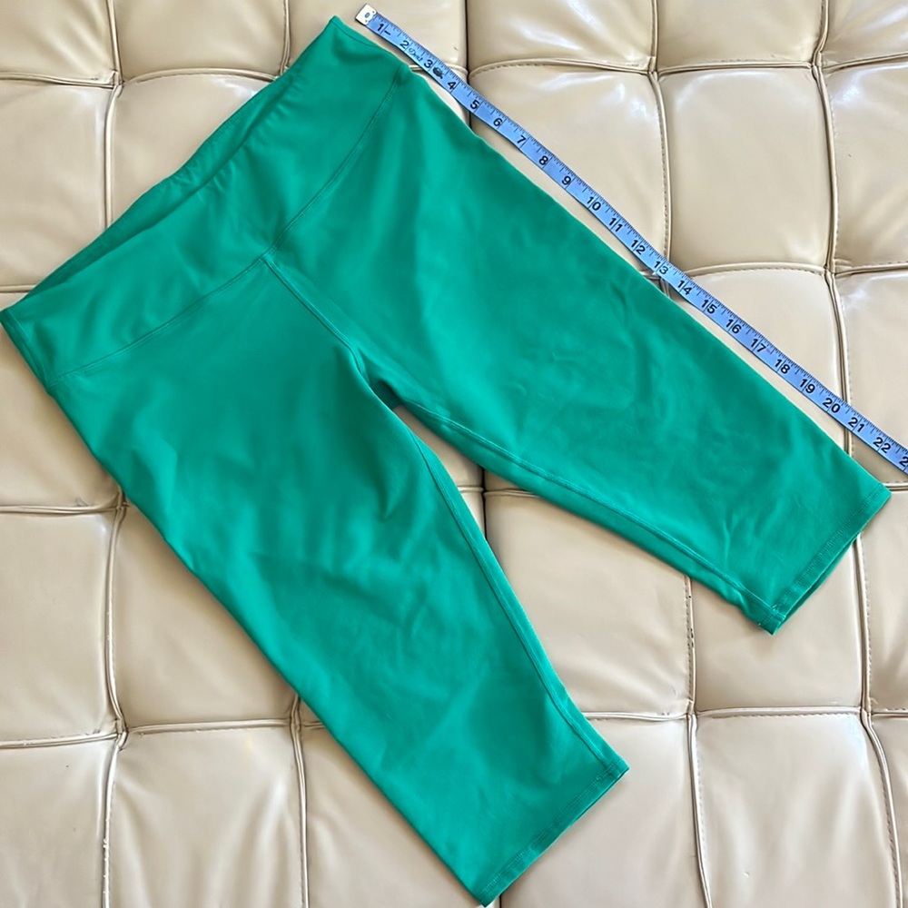 Fabletics green capri pants size M